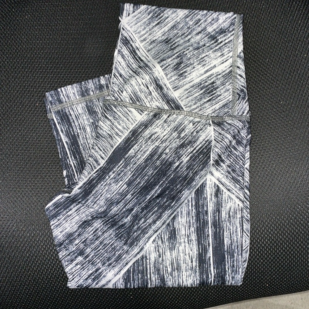 Black/White Pattern Lululemon Leggings Size 4